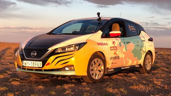 Marek Kaminski's Nissan LEAF on a dirt track in Mongolia